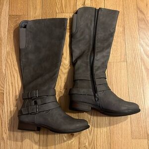 Maurice’s size 6 tall grey boots